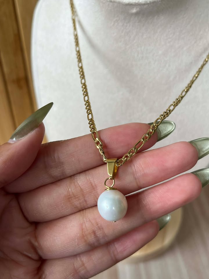 Elenor Pearl Pendant Necklace