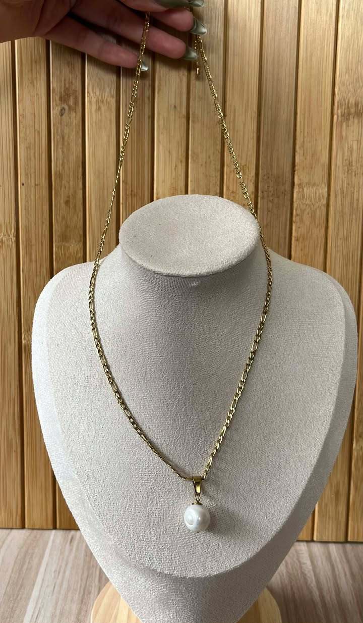 Elenor Pearl Pendant Necklace